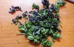 Зелень моем и нарезаем кусочками.