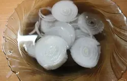 Замачиваем лук в холодной воде на 30 минут.