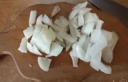 Нарезаем мелкими кубиками острый репчатый лук.