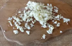 Чеснок измельчаем сильно ножом через пресс пропускать нельзя).