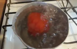Помидоры опускаем каждый на 1 мин в кипящую воду чтобы легче было снять шкурку.