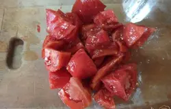 Снимаем шкурку с томатов нарезаем и кладем в миску.