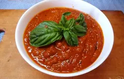 Готово! Лучше всего соус подходит к красному мясу, макаронами или для смазывания пиццы..