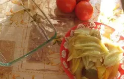 Берем подготовленые перцы и режем их полосочками. Снимаем кожицу с помидор (для этого опускаем их в кипяток на 1-2 секунды) и нарезаем их тонкой соломкой