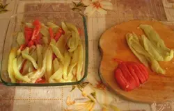 Укладываем слоями печенные перцы и помидорки, солим и перчим по вкусу, а так же добавляем пахучее подсолнечное масло, лучше жареное, тогда вкус и аромат блюда будет еще более насыщенный.Изначально в рецепт входил еще и мелко нарезанный чесночек, но мне пришлось слегка откорректировать рецепт, т.к. этот салат идеально подходит как дополнение к завтраку. В общем пробуйте!