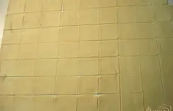 Это тесто не нуждается в муке, оно не липнет ни к столу, ни к рукам. Раскатайте его в тонкий пласт и порежьте на квадраты пять на пять сантиметров.