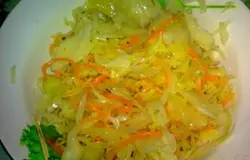 Слить сок с квашеной капусты.