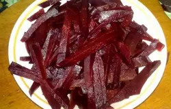 Свеклу отварить, очистить и нарезать брусочками.