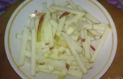 Яблоко помыть, удалить сердцевину и нарезать соломкой.