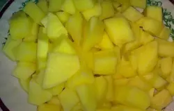 Картофель очистить, вымыть и нарезать кубиками.