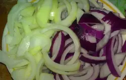 Лук очистить и нарезать полукольцами.