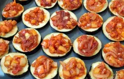 Кружки баклажанов промокнуть от соли, выложить по столовой ложке начинки.