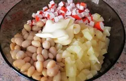 Сложить все продукты в салатницу, добавить майонез и перемешать.