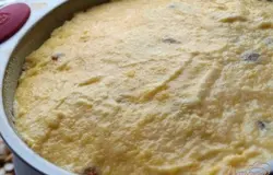 Хорошо смазать форму сливочным маслом,посыпать манной крупой.Кашу вылить в форму и разровнять.