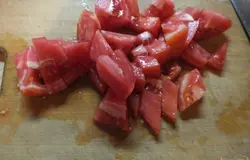 Помидоры лучше взять не сочные, а мясистые типа микадо. Нарежьте их небольшими кубиками.
