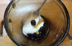 Смешайте смородину, сметану масло и немного соли.