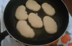 На разогретую с растительным маслом сковороду, выкладываем ложкой тесто.