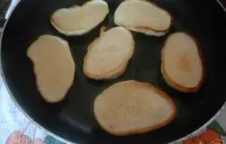 Обжариваем с обеих сторон до золотистого цвета.