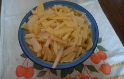 Картофель почистить, помыть, нарезать соломкой, положить в сковороду с разогретым растительным маслом и жарить до готовности периодически помешивая. За несколько минут до конца готовки посолить.
