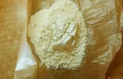 Муку просеиваем чтобы в ней не было совсем комочков и крупиц. 45 г откладываем на крем.