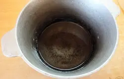 В казанке доводим до кипения воду.