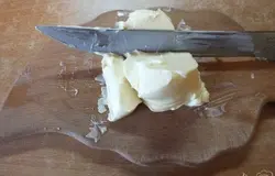 Сливочное масло нарезаем кубиками. Если оно мягкое то разминаем просто.