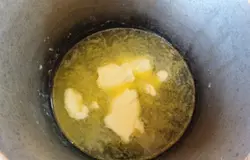 Добавляем масло в горячую воду и на маленьком огне полностью растапливаем.