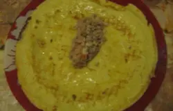 Готовим начинку - отварное мясо курицы и морковь перекручиваем на мясорубке и тщательно перемешиваем. Далее выкладываем начинку на наш блинчик и аккуратно сворачиваем бочонком.