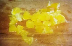 Зеленый лук вымыть, обсушить, нарезать мелкими кубиками. Часть оставить для украшения. Апельсин вымыть, очистить, разобрать на дольки, убрать белую пленку, и разрезать каждую дольку на 3-4 части.