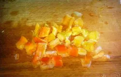 Сладкий перец вымыть, удалить плодоножку и нарезать кубиками. Вместо свежего перца можно использовать консервированный.