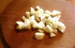 Лимон вымыть. Из половины лимона выжать сок. Яблоко вымыть, очистить, нарезать на кусочки.