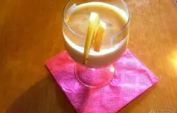 Готово! Соединить яблоко, банан, йогурт, мед, яблочный сок и ванилин. Поместить в блендер и взбить до однородной массы. Разлить по стаканам. Украсить долькой яблока и бананом.