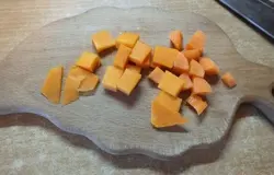 Тыкву нарезаем крупными кубиками. Можно смешать ее пополам с морковью.