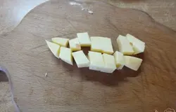Сыр нарезаем крупно, немного крупнее чем тыкву и кабачок.