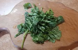 Готово! Мелко измельчаем кинзу или петрушку на свой вкус. Укроп не добавляйте - он больше подходит к салатам из картофеля. Посолите салат и заправьте растительным маслом. Советую использовать оливковое или льняное.