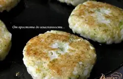 Из полученной массы влажными руками сформировать котлетки и обжарить на растительном масле до румяности с двух сторон.