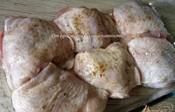 Куски курицы посолить, поперчить, выложить в смазанную маслом форму для запекания. Запекать при 200*С около 20 минут.