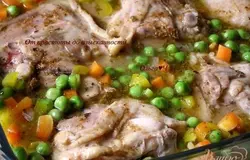 Курицу вынуть из формы, влить соус и вернуть курицу обратно, перевернув кожей вниз.