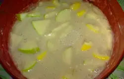 Смешать муку, сахар, соду, ванилин, масло, воду и яйцо. Добавить вино и фрукты. Замешать тесто.