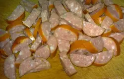 Колбаски нарезать ломтиками.