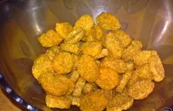 Возьмите сухарики. Я взяла 2 вида: со вкусом сыра, со вкусом сметаны.