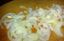 Лук очистить, вымыть и нарезать полукольцами.