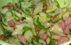 Смешать огурцы, колбаски, петрушку, сухарики и лук.