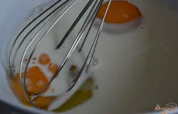 Яйца, стакан молока, сахар и чуть соли размешать.