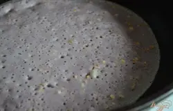Выпечь блинчики на сухой сковороде.