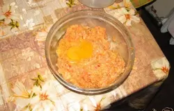 2.Перемалываем фарш на мясорубке и добавляем яйца, соль и специи – я использовала сушеную паприку. Тщательно перемешиваем.