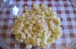 Картофель кубиками.