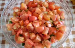 Помидоры кусочками.