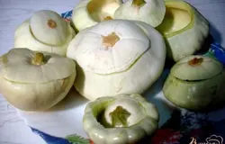Самая главная задача выбрать молодые паттисоны с тонкой кожицей. Паттисоны моем, вытираем срезаем верхнюю часть вместе с хвостиком. Если он есть, обрезать не нужно.