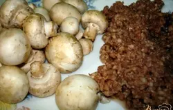 Шампиньоны пропускаем через мясорубку с мелкой решёткой.